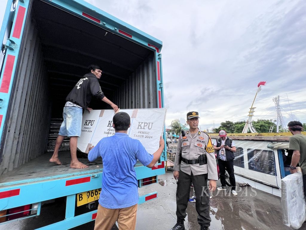 Kru kapal memindahkan logistik pemilu dari truk ke kapal di Pelabuhan Paotere, Makassar, Minggu (11/2/2024). Selanjutnya logistik akan didistribusikan ke pulau-pulau di Kecamatan Kepulauan Sangkarrang, Makassar.