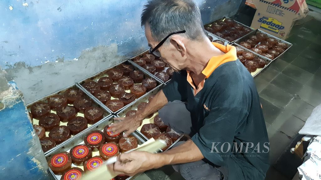Pekerja sedang menata kue keranjang di sebuah rumahan Kota Bandar Lampung, Lampung, Senin (16/1/2023). Jelang Imlek, pedagang kue keranjang di Bandar Lampung mendapat banyak pesanan kue keranjang. 