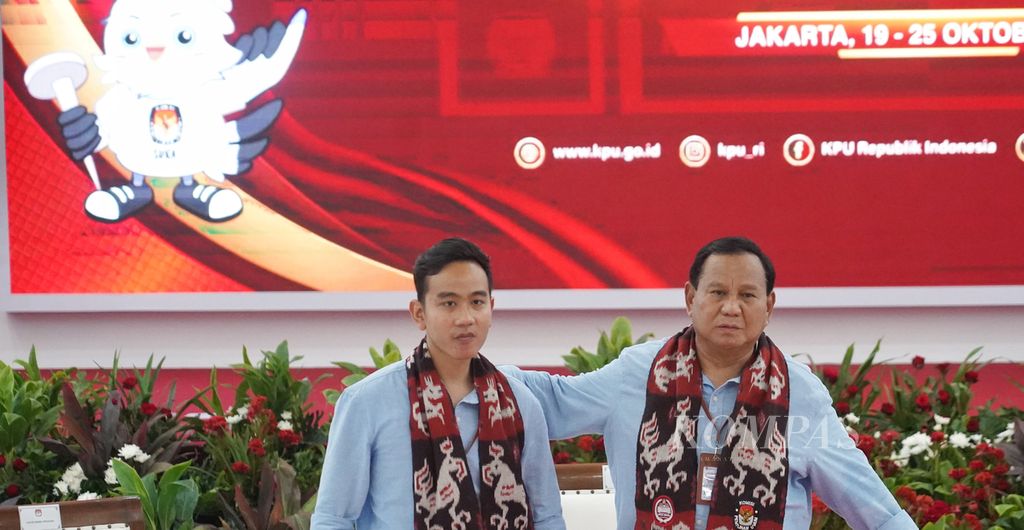 Pasangan bakal calon presiden dan bakal calon wakil presiden Prabowo Subianto dan Gibran Rakabuming Raka di Ruang Sidang Utama Komisi Pemilihan Umum (KPU), Jakarta, untuk mendaftar sebagai peserta Pemilihan Presiden 2024, Rabu (25/10/2023). 