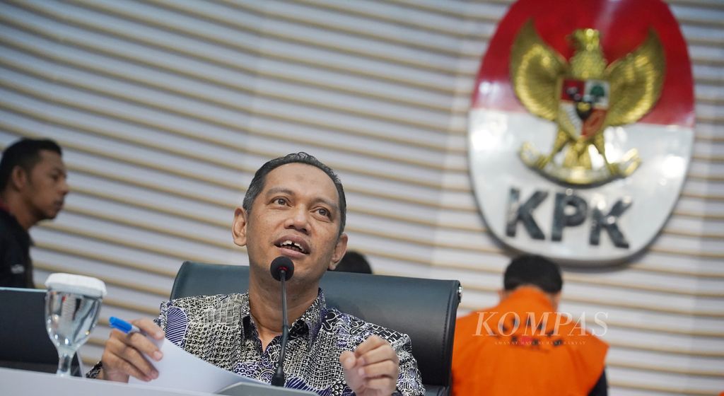Wakil Ketua KPK Nurul Ghufron saat memimpin ekspos penahanan Bupati Labuhan Batu Erik Adtrada Ritonga bersama para tersangka lain yang ditangkap dalam operasi tangkap tangan di Gedung KPK, Jakarta, Jumat (12/1/2024).