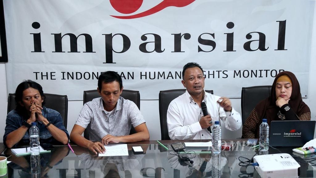 Dari kiri, Akttivis Kontras, Ferry Kusuma, Direktur Imparsial, Al Araf, Komisioner Komnas HAM, Choirul Anam, dan Komnas HAM, Rima Salim saat berbicara kepada wartawan tentang Laporan Hasil Penyelidikan Pelanggaran HAM Berat Aceh dalam satu diskusi di Kantor Imparsial, JAkarta, Minggu (9/9/2018). Dalam diskusi itu mereka berharap pemerintah menindaklanjuti temuan pelanggaran HAM berat terkait Rumah Geudong di Pidie, Aceh yang terjadi di kurun waktu 1989-1998.KOMPAS/WISNU WIDIANTORO (NUT)09-09-2018