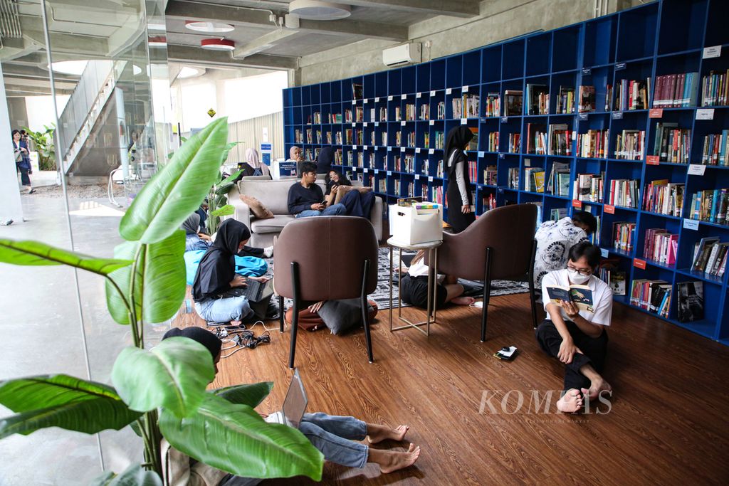 Pengunjung menikmati buku bacaan gratis di perpustakaan di Taman Literasi Martha Christina Tiahahu di kawasan Blok M, Jakarta Selatan, Jumat (30/6/2023). 