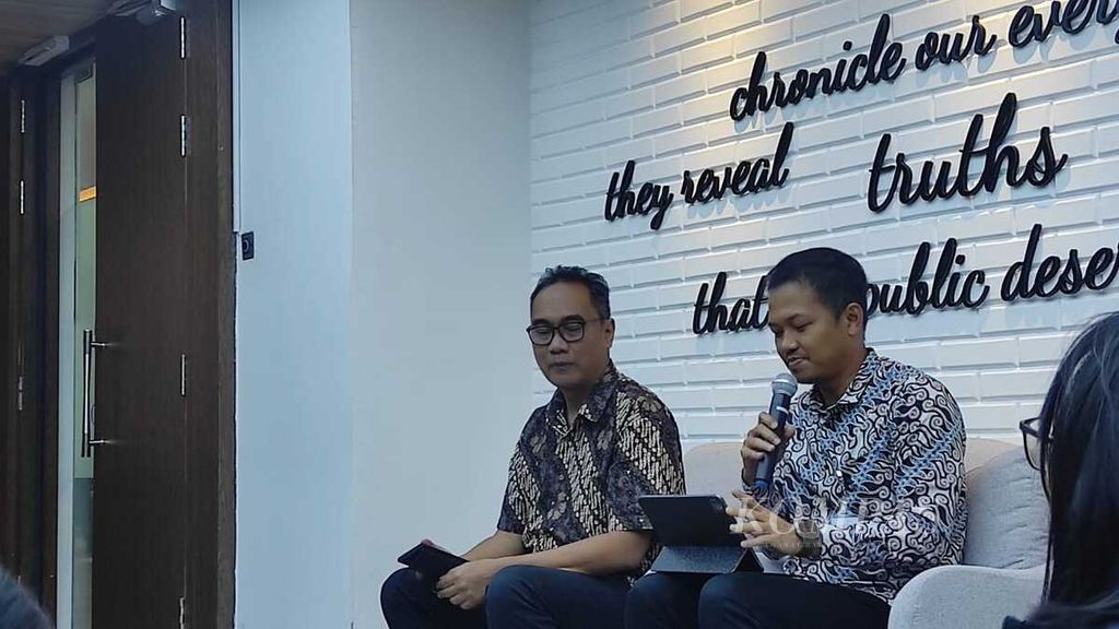 Direktur Pengendalian Ditjen PPI Kemenkominfo Dany Suwardany (kiri) dan Sekretaris Ditjen PPI Kemenkominfo Indra Maulana saat sesi Ngopi Bareng Kominfo, Jumat (2/2/2024), di Jakarta.