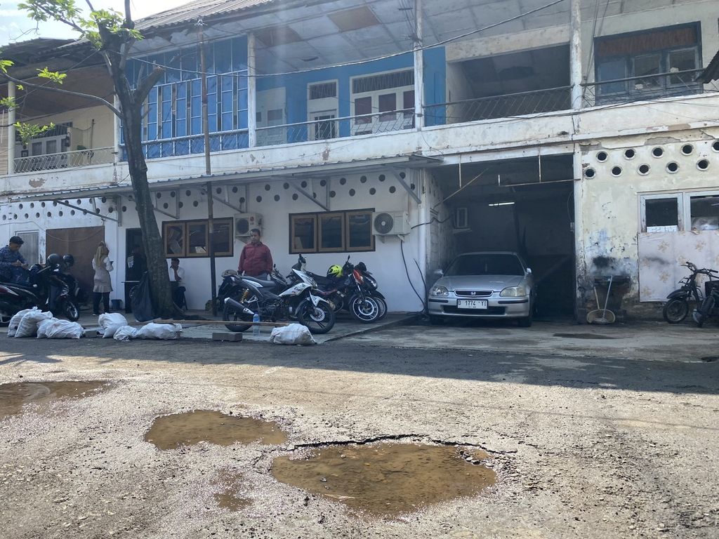 Suasana ruko yang menjadi kantor entitas penyalur tenaga kerja di kawasan Cipinang Cempedak, Jatinegara, Jakarta Timur, Sabtu (3/8/2024).