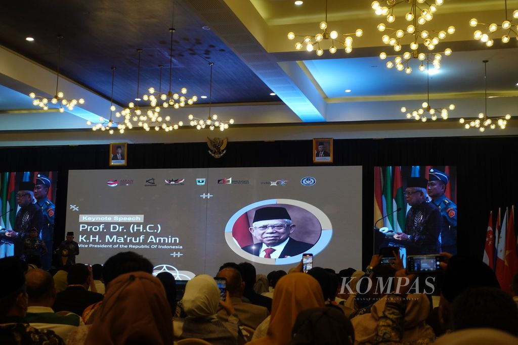 Wakil Presiden Ma'ruf Amin saat memberikan pidato kunci pada High Level Dialogue World Islamic Entrepreneur Summit 2023 di Padang, Sumatera Barat, Jumat (8/9/2023).