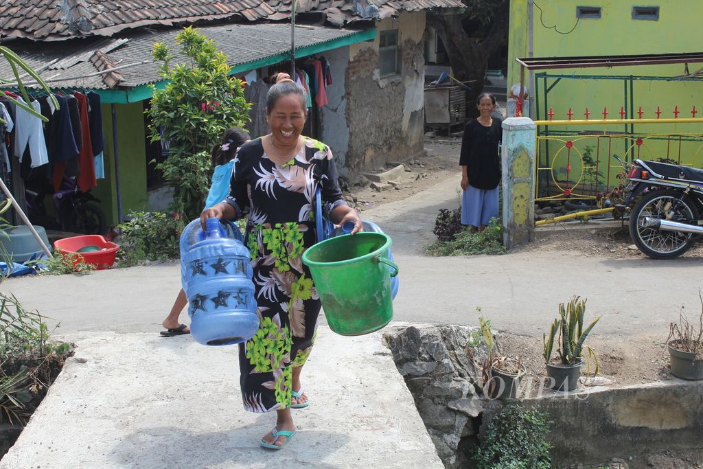 Warga membawa ember untuk menampung air bersih di Desa Sibubut, Kecamatan Gegesik, Kabupaten Cirebon, Jawa Barat, Rabu (2/8/2023). 