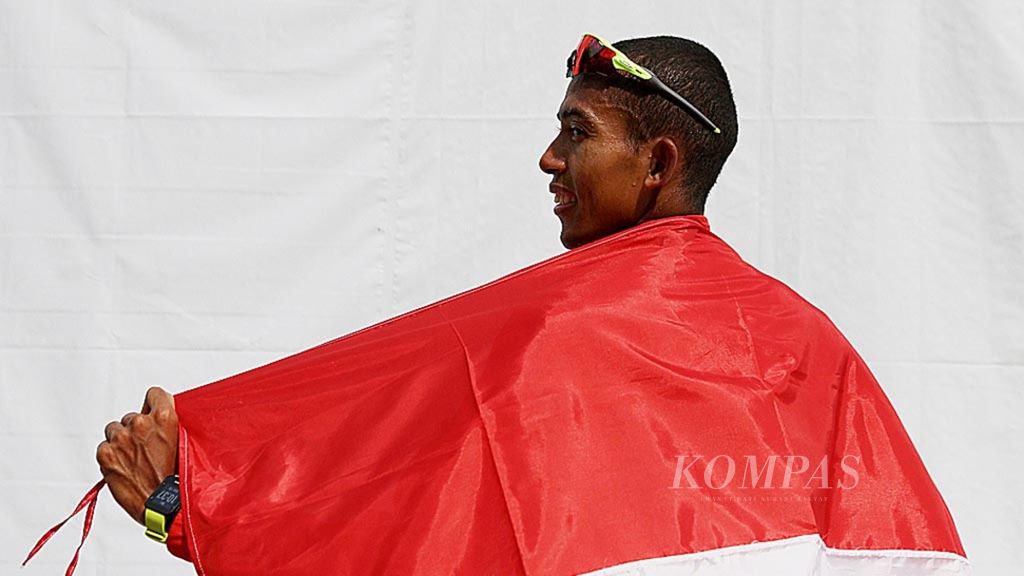 Pelari putra Indonesia, Agus Prayogo (133), meraih medali perak di nomor maraton SEA Games Kuala Lumpur 2017 di kawasan Putrajaya, Malaysia, Sabtu (19/8/2017). Agus Prayogo kalah dari pelari Singapura, Guillaume Soh, yang meraih medali emas.