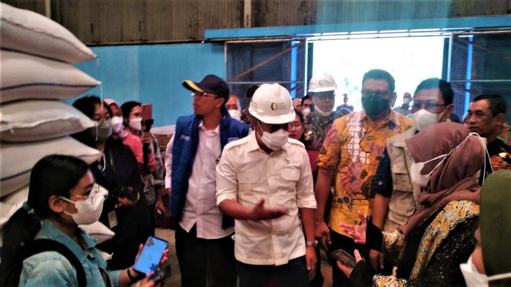 Kepala Badan Pangan Nasional (Bapanas) Arief Prasetyo Adi meninjau kondisi stok beras di Gudang Bulog DKI Banten, Jakarta Utara, Jumat (13/1/2023).