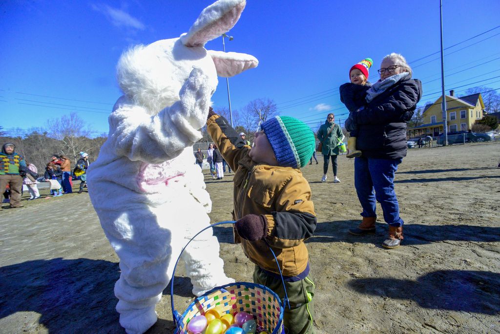 Arlo Bunker (2) berburu telur Paskah di Memorial Park Brattleboro, Vermont, Amerika Serikat, pada Sabtu (30/3/2024).