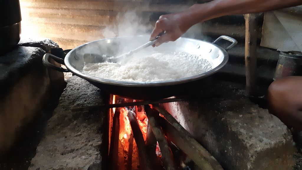 Warga masak nasi menggunakan api dari kayu bakar di Kampung Oebkin, Kabupaten Timor Tengah Utara, NTT, Kamis (9/6/2022). Saat ini, air bersih untuk masak bagi warga di kampung itu sudah tercukupi.