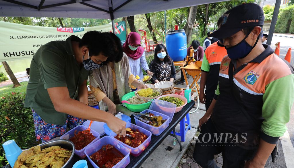 Warung Nasi Kuning Podjok Halal melayani petugas UPK Badan Air yang hendak menikmati santap siang di area Taman Situ Lembang, Menteng, Jakarta Pusat, Jumat (20/11/2020).