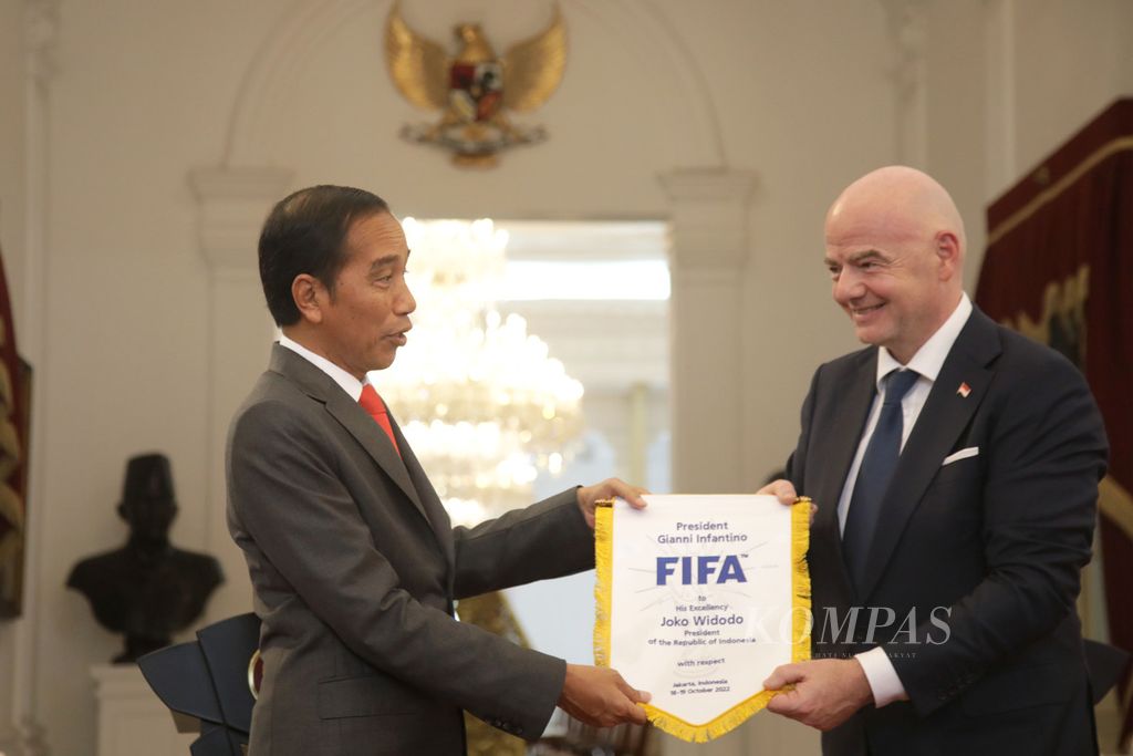  FIFA President Gianni Infantino (right) gives a souvenir to President Joko Widodo after their meeting at the Merdeka Palace, Jakarta, Tuesday (18/10/2022).