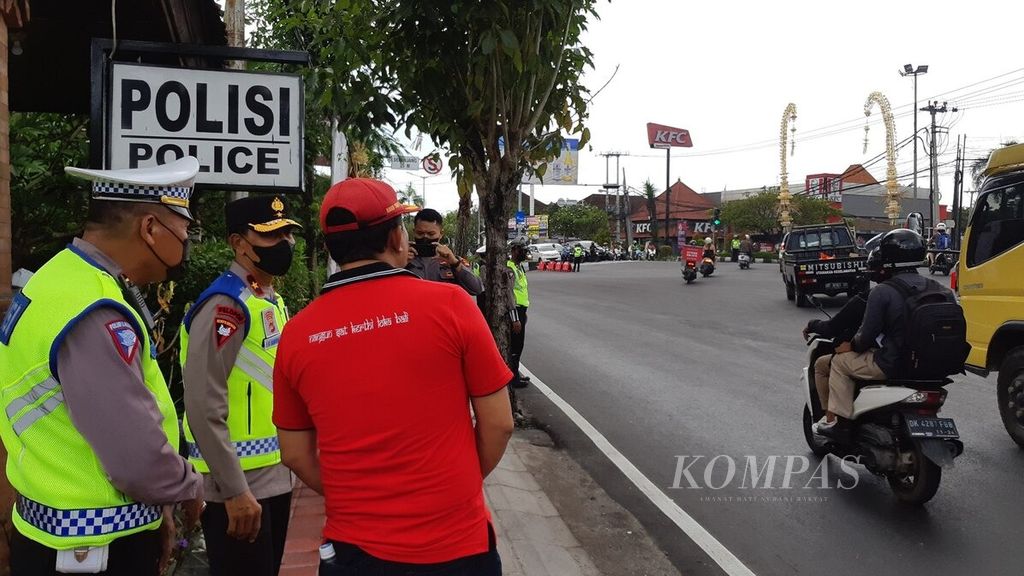 Deputy Chief of Bali Police Brig. Gen. I Ketut Suardana (center) monitors the situation of traffic at Udayana University Campus Bypass in Badung, Bali, on Friday (11/11/2022).