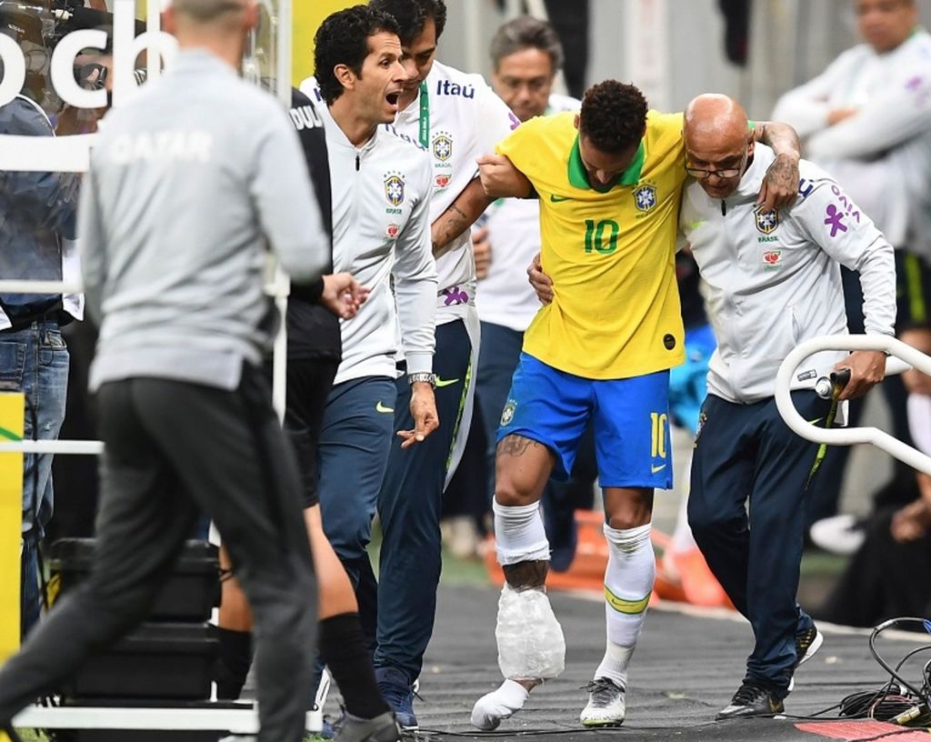 Pemain Brasil, Neymar, meninggalkan lapangan setelah mengalami cedera kaki saat laga persahabatan melawan Qatar di Stadion Mane Garrincha, Brasilia, Brasil, 5 Juni 2019.