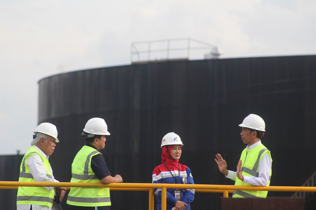 Presiden Joko Widodo memberikan arahan kepada Direktur Utama Pertamina Nicke Widyawati (kedua dari kanan) dan sejumlah menteri kabinet Indonesia Maju seperti Menteri Badan Usaha Milik Negara Erick Thohir (kedua dari kiri) dan Menteri Pekerjaan Umum dan Perumahan Rakyat Basuki Hadimuljono (paling kiri), saat mengunjungi tangki timbun milik Pertamina Hulu Rokan (PHR) di Dumai, Provinsi Riau, Kamis (5/1/2023). Presiden menantang Pertamina untuk meningkatkan produksi minyak di Blok Rokan sampai 400.000 barel per hari.