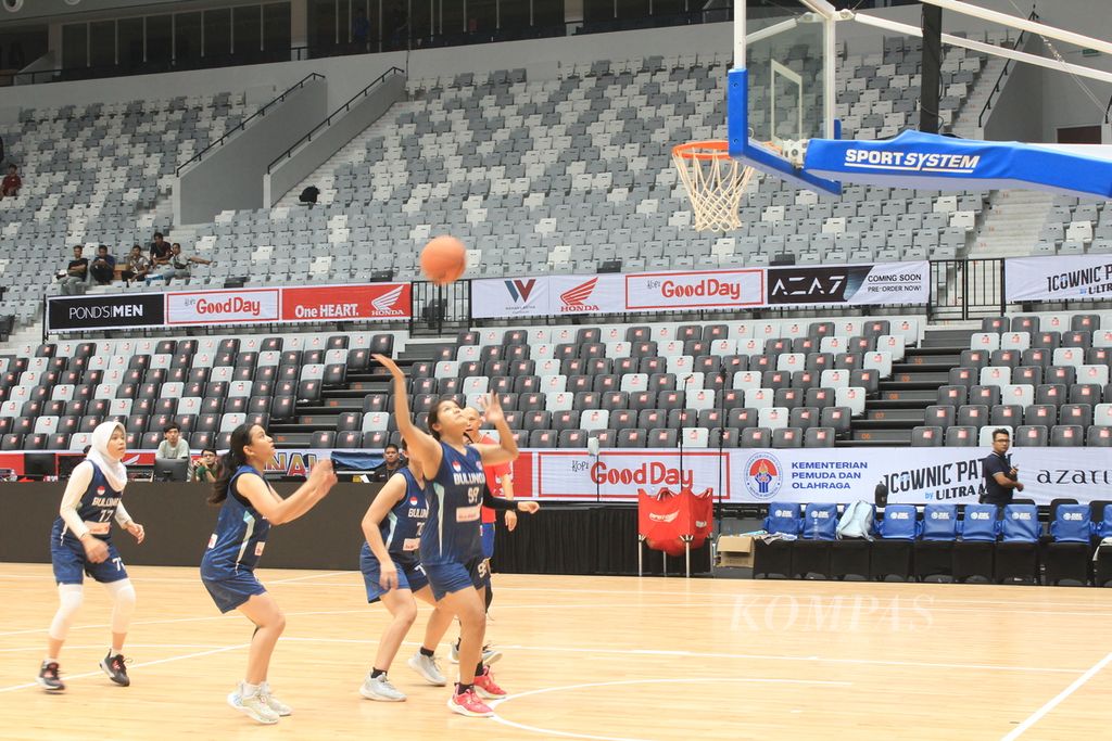 Tim putri SMAN 70 Jakarta berlatih di Indonesia Arena, Jakarta, Kamis (16/11/2023). Mereka akan melawan tim putri SMA Jubilee Jakarta untuk memperebutkan gelar juara pada final kejuaraan bola basket pelajar sekolah menengah atas, DBL 2023 seri DKI Jakarta, pada Jumat (17/11/2023).