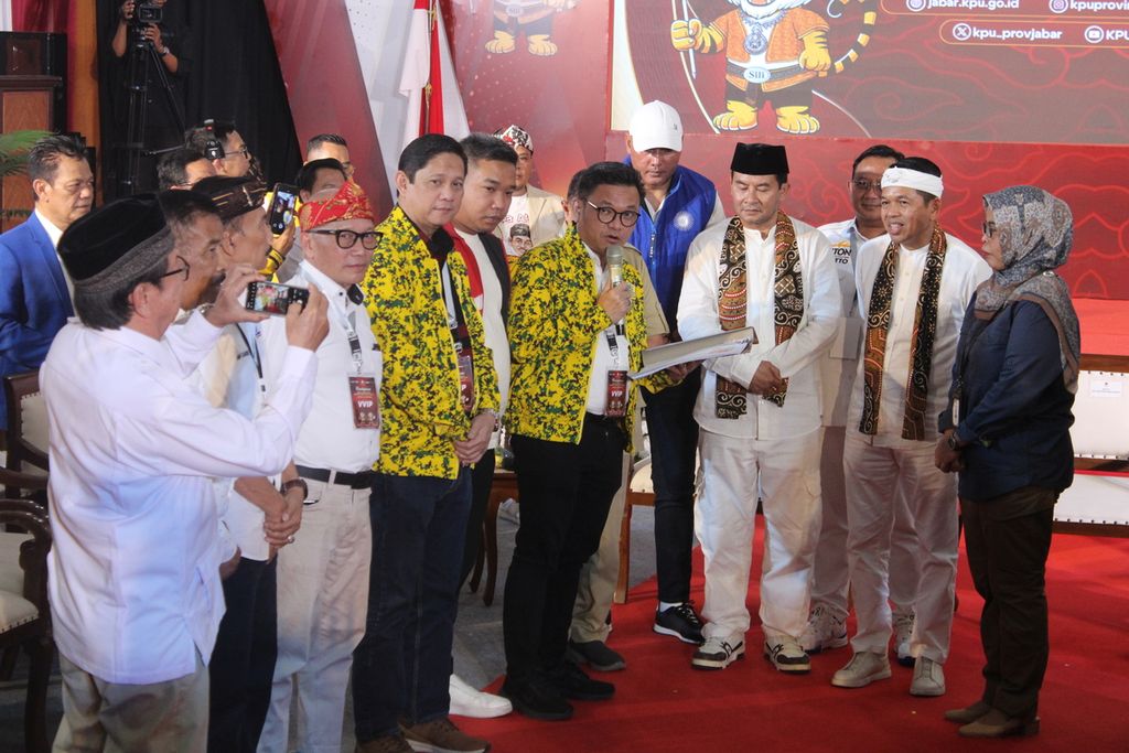 Para perwakilan partai politik pendukung pasangan bakal calon gubernur Jawa Barat Dedi Mulyadi-Erwan Setiawan mendaftar secara simbolis di Kantor Komisi Pemilihan Umum Jabar, Kota Bandung, Selasa (27/8/2024).