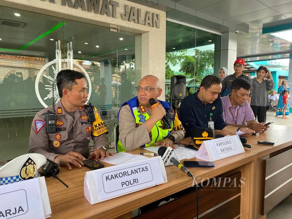 Batang Police Chief AKBP Nur Cahyo Ari Prasetyo gave a press statement regarding the condition of the victim after the Rosalia Indah bus traffic accident at RSI Muhammadiyah Kendal, Kendal Regency, Central Java, Thursday (11/4/2024). The accident on the Semarang-Batang Km 370 A toll road is thought to have occurred because the driver was drowsy or microsleep.