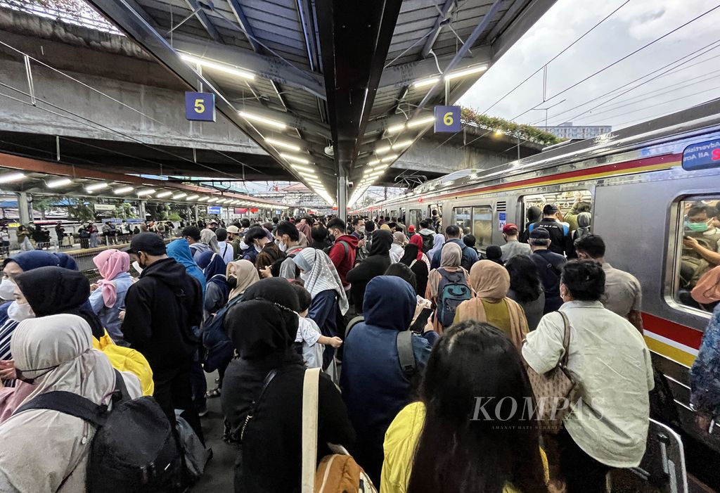 Para penumpang yang sebagian besar adalah pekerja komuter memadati peron Stasiun Tanah Abang, Jakarta Pusat, saat jam pulang kerja, Jumat. (10/2/2023). 