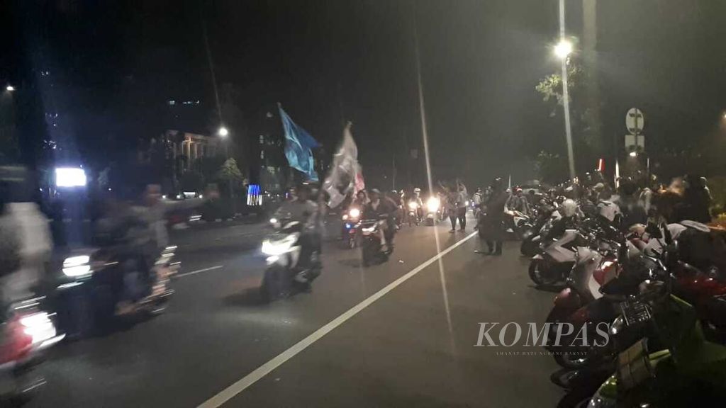 Suasana sahur "On The Road". Pemkot Bogor dan sejumlah daerah lain melarang sahur di jalan karena rentan memicu tawuran antarkelompok.