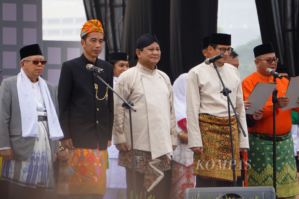 Peserta pemilu termasuk pasangan capres-cawapres membaca ikrar deklarasi pemilu damai yang dipimpin langsung oleh Ketua KPU Arief Budiman dan Ketua Bawaslu Abhan di Kawasan Monas, Jakarta, Minggu (23/9/2018).