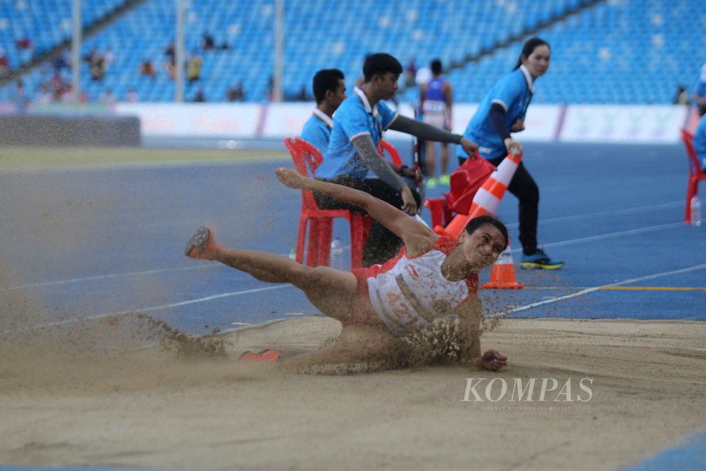 Maria Natalia Londa berlari sebelum melompat di atas pasir dalam ajang final lompat jauh putri SEA Games 2023 di Morodok Techo National Stadium, Rabu (10/5/2023). 
