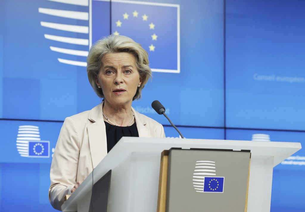 Ketua Komisi Eropa Ursula von der Leyen berbicara dalam konferensi pers pada KTT Uni Eropa di Brussels, Belgia, Jumat (25/3/2022). 