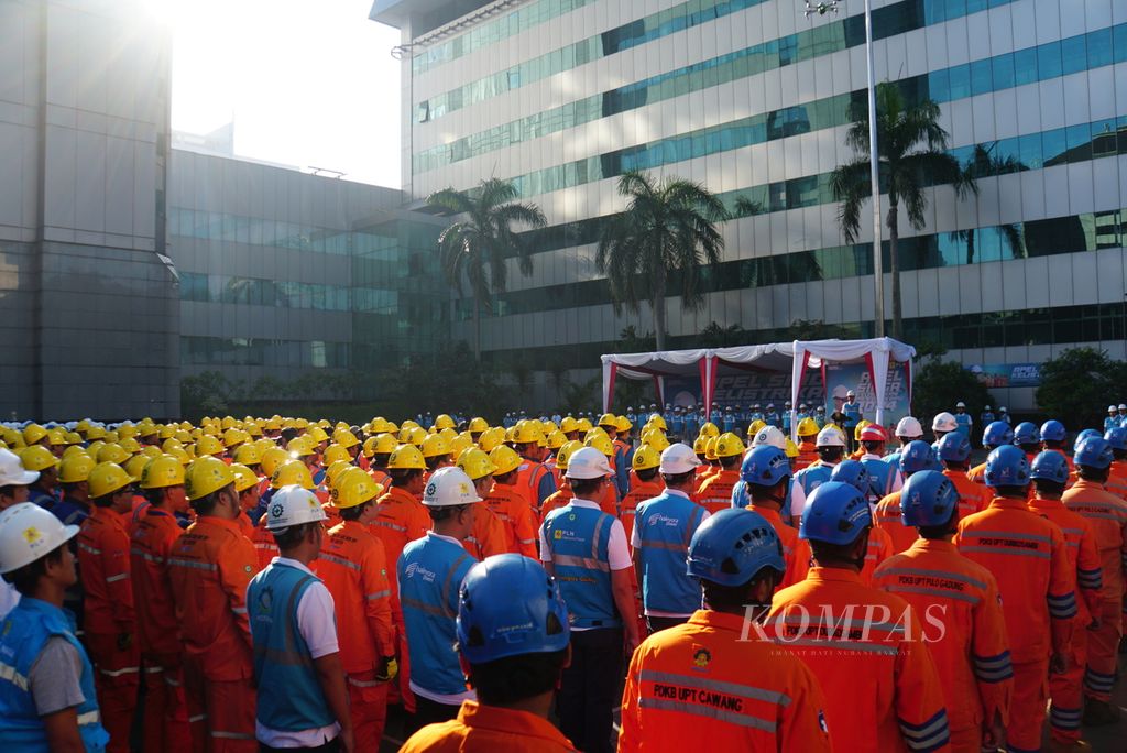 Para karyawan PT Perusahan Listrik Negara mengikuti apel siaga kelistrikan di kantor pusat PT PLN di Jakarta, Rabu (20/12/2023).