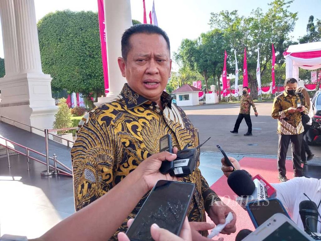 Ketua Majelis Permusyawaratan Rakyat Bambang Soesatyo saat menyampaikan keterangan kepada pers di kompleks Istana Kepresidenan, Jakarta, Jumat (12/8/2022).
