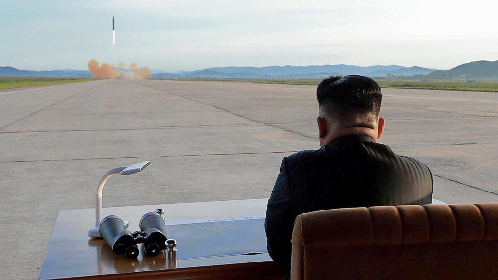 Pemimpin Korea Utara Kim Jong Un menonton peluncuran rudal Hwasong-12. Foto ini dirilis oleh kantor berita Korut, KCNA, pada 16 September 2017. Akan tetapi, waktu asli pengambilan foto tidak diketahui.