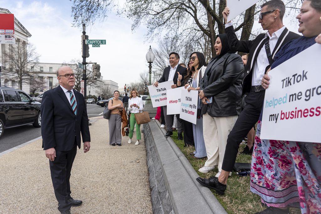 Anggota DRP Amerika Serikat, Jim McGovern, menemui pendukung Tiktok yang berunjuk rasa di depan kantor parlemen AS, Rabu (13/3/2024).