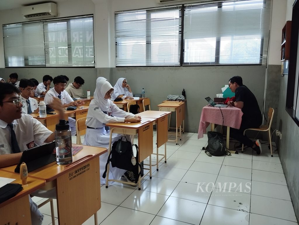 Siswa SMA Diponegoro 1, Jakarta Timur, sedang mengikuti kegiatan pembelajaran di kelas mereka pada Senin (27/5/2024).