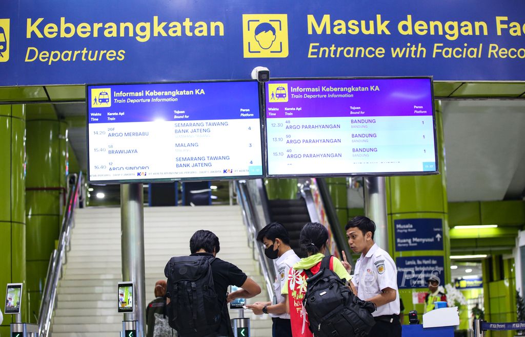 Calon penumpang memasuki peron melewati pintu selatan Stasiun Gambir, Jakarta Pusat, yang mewajibkan para penumpang untuk menggunakan sistem pengenal wajah atau face recognition, Selasa (05/12/2023). 