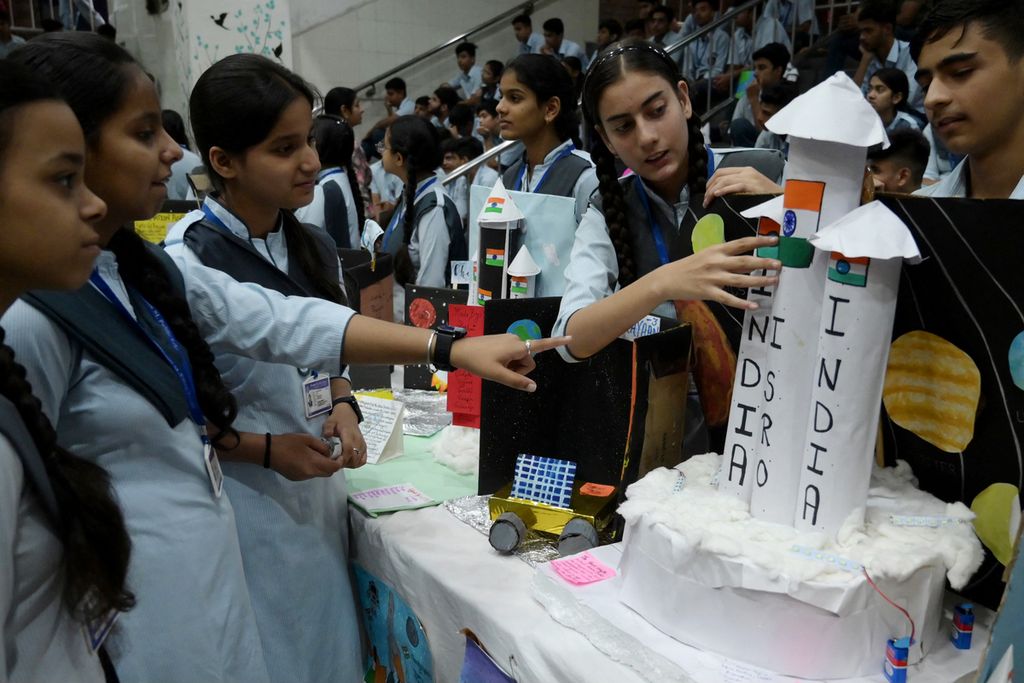 Para siswa sedang memamerkan model misi Chandrayaan-3 saat pameran di sebuah sekolah di Amritsar, India, 29 Agustus 2023. 