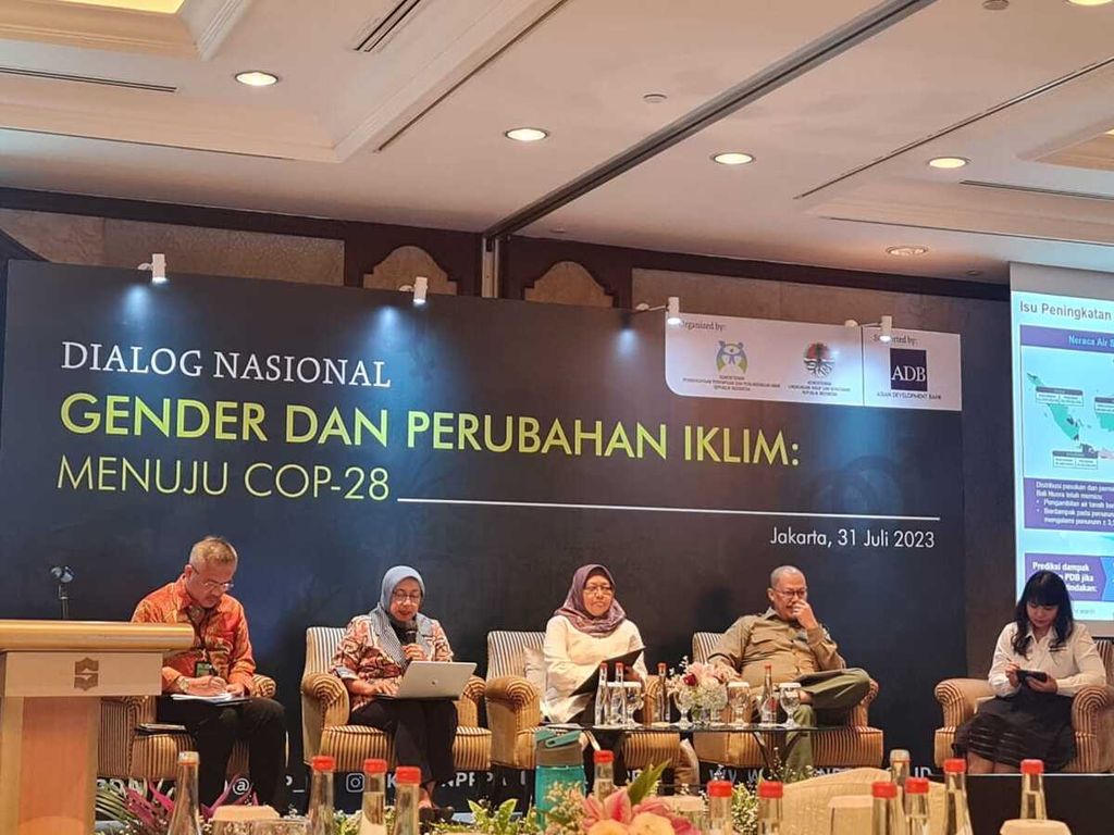 Suasana dalam “Dialog Nasional tentang Gender dan Perubahan Iklim” di Jakarta, Senin (31/7/2023). Kegiatan tersebut diselenggarakan Kementerian Pemberdayaan Perempuan dan Perlindungan Anak bekerja sama dengan Kementerian Lingkungan Hidup dan Kehutanan sebagai bagian dari persiapan Indonesia untuk menghadiri Konferensi PBB tentang Perubahan Iklim ke-28 atau COP28 di Dubai, Uni Emirat Arab, pada akhir tahun 2023.