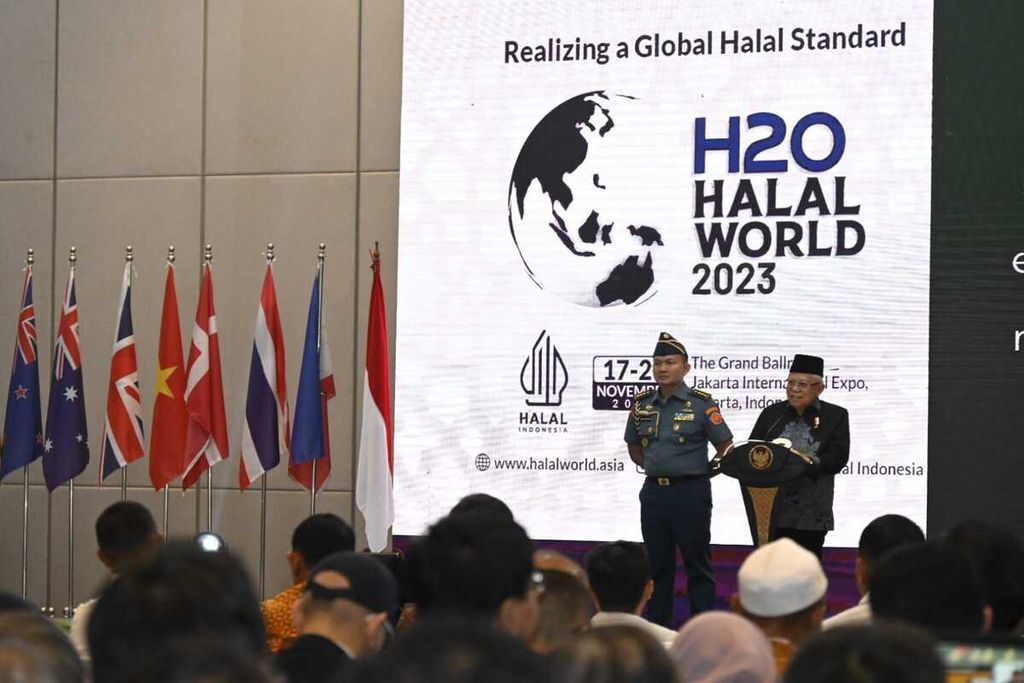 Wakil Presiden Ma’ruf Amin saat meresmikan pembukaan Halal World 2023 di Grand Ballroom JIExpo Kemayoran, Jakarta, Jumat (17/11/2023) malam. Wapres mengajak kalangan internasional mewujudkan keberterimaan standar halal global.