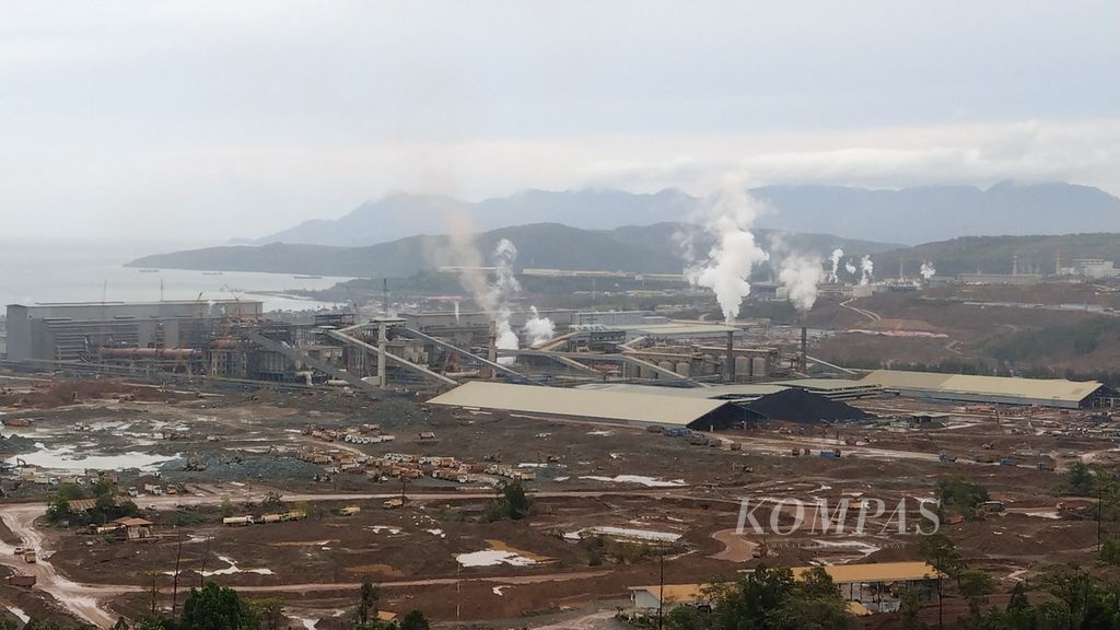 Pemandangan kawasan penambangan dan industri pengolahan nikel milik grup Harita Nickel, di Pulau Obi, Kabupaten Halmahera Selatan, Maluku Utara, Sabtu (8/4/2023).