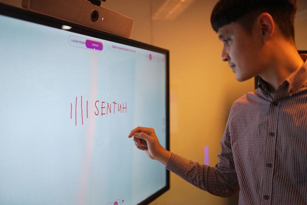CEO Sentuh Bayu Nanda mengoperasikan <i>smart whiteboard,</i> Senin (18/4/2022), di Jakarta.