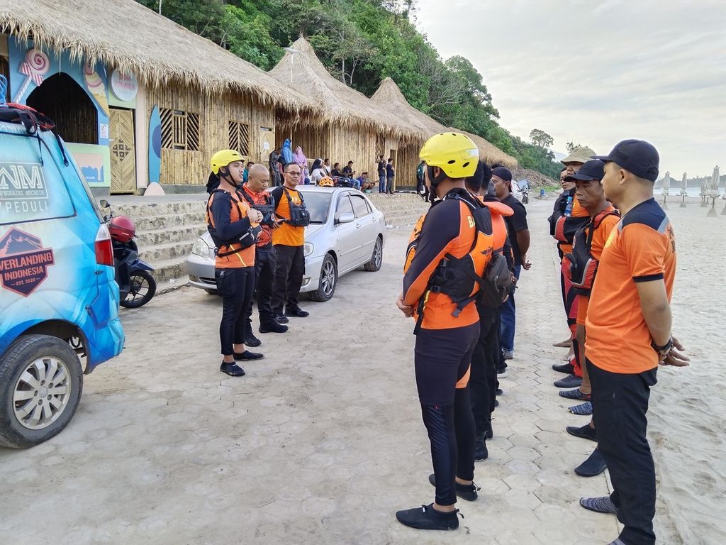 Tim SAR gabungan mengadakan taklimat dalam upaya mencari korban hilang karena terseret ombak, Minggu (30/6/2024). Wisatawan diminta waspada saat berenang di pantai karena gelombang di perairan Lampung cukup tinggi.