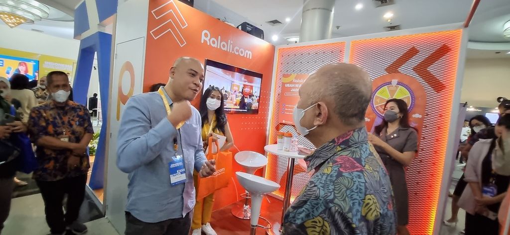 Menteri Koperasi dan UKM Teten Masduki (kanan) mendengarkan penjelasan singkat dari salah satu peserta pameran Indonesia Digital Meetup 2022” yang digelar di Smesco Indonesia, Jakarta, Kamis (1/9/2022), 