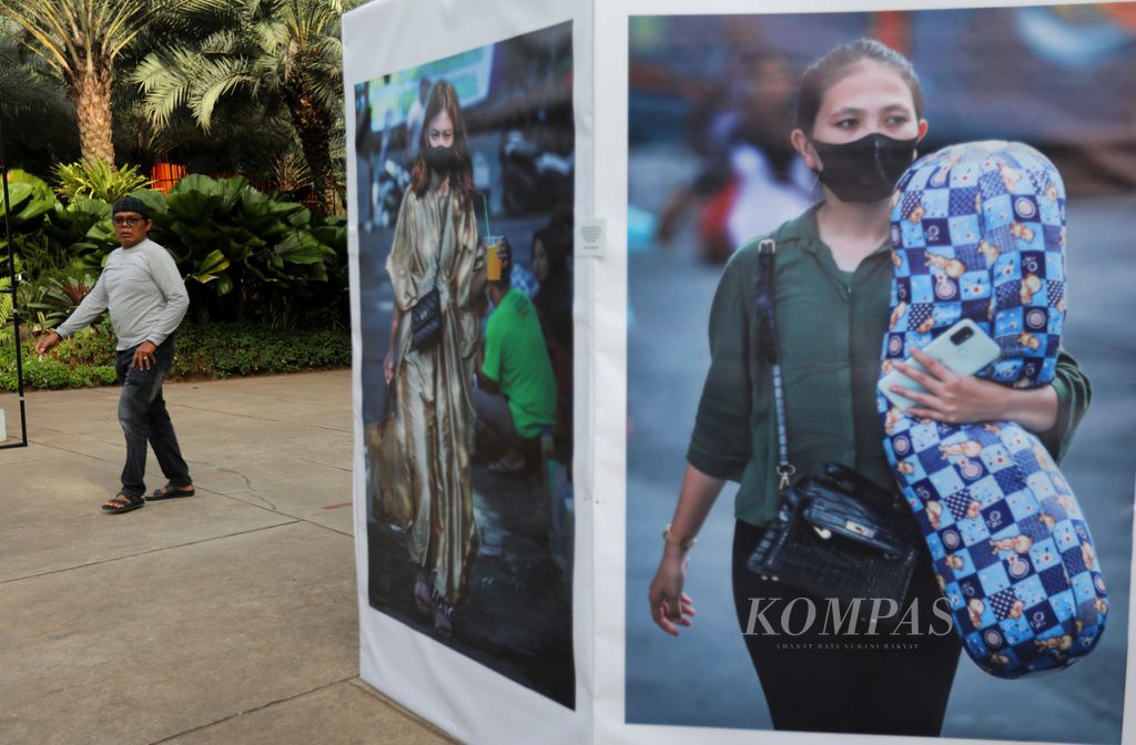 Pengunjung melihat pameran foto jurnalistik bertajuk Rekam Jakarta 24+ di Taman Lapangan Banteng, Jakarta, Minggu (30/10/2022).  