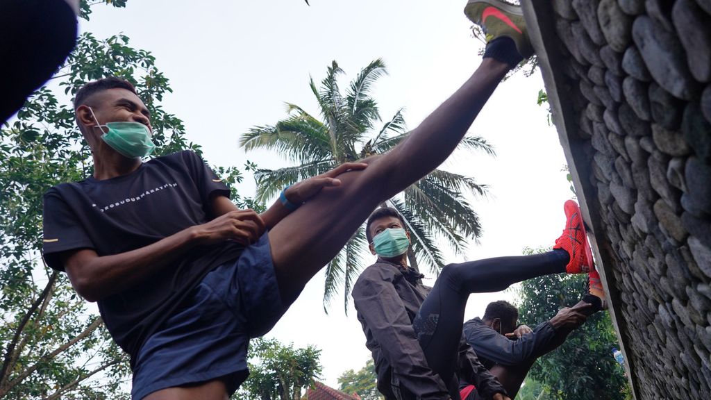 Pemanasan ringan para atlet peserta Borobudur Marathon 2020 di lokasi latihan di kompleks Hotel Puri Asri, Kota Magelang, Jawa Tengah, Sabtu (14/11/2020). 