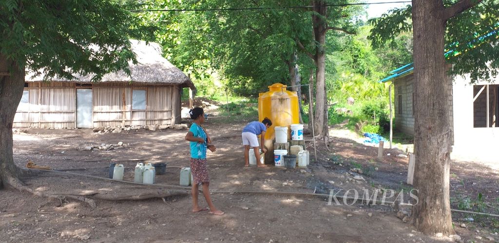 Kesulitan air bersih tidak hanya dialami masyarakat Oelnasi di Kabupaten Kupang. Hampir semua desa di NTT mengalami nasib serupa, seperti dialami warga Desa Bokong, Kabupaten Timor Tengah Selatan, Juni 2020. Warga desa ini juga antre dengan jeriken dan ember untuk menampung air yang keluar dari pipa dengan kapasitas 1 liter per 50 detik.