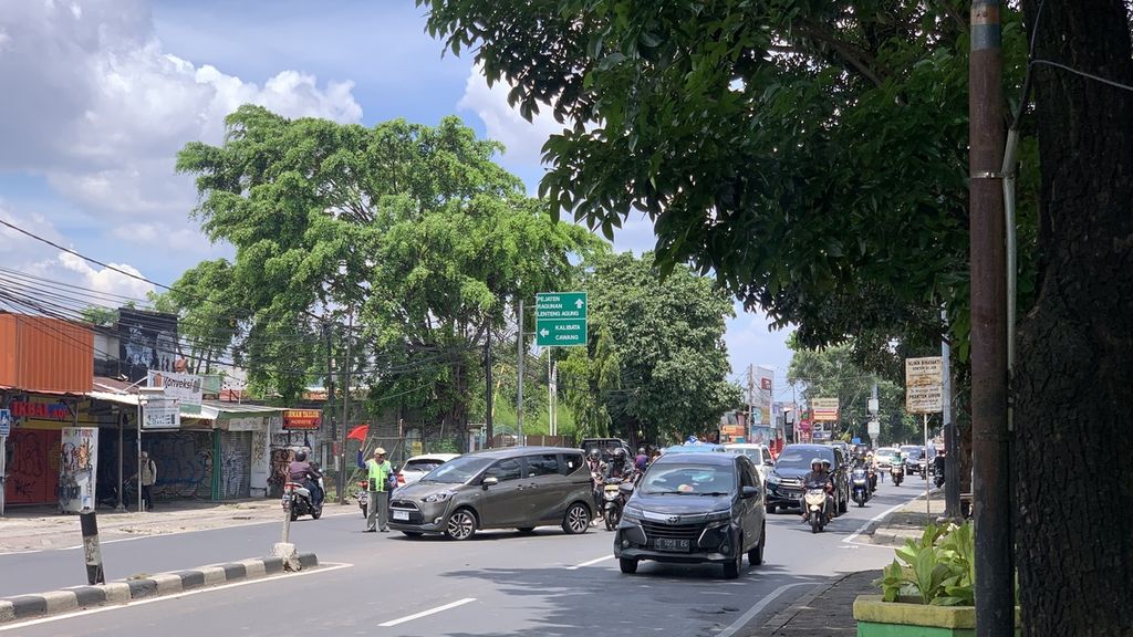 Titik putar balik atau "U-turn" di Jalan Raya Pasar Minggu depan Perumahan Sat Brimobda, Jakarta Selatan, Minggu (2/4/2023).