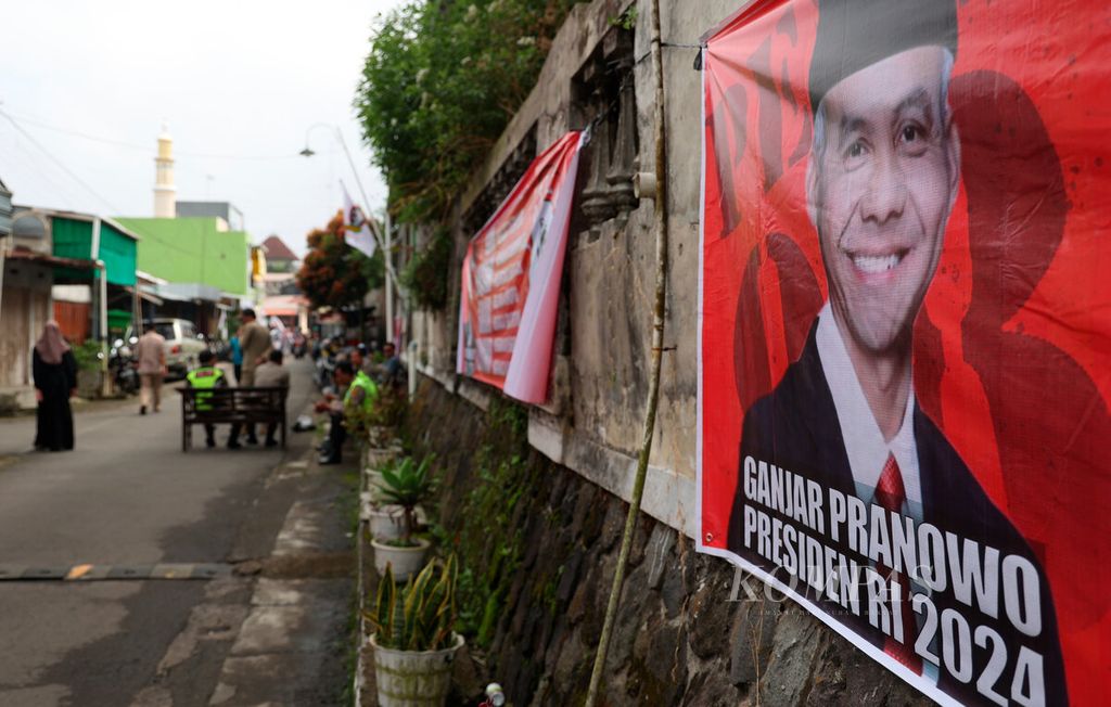 Poster Ganjar Pranowo sebagai calon presiden yang ditempelkan pada tembok di dekat rumahnya di Kampung Tawangmangu, Kecamatan Tawangmangu, Kabupaten Karanganyar, Jawa Tengah, Senin (24/4/2023). 