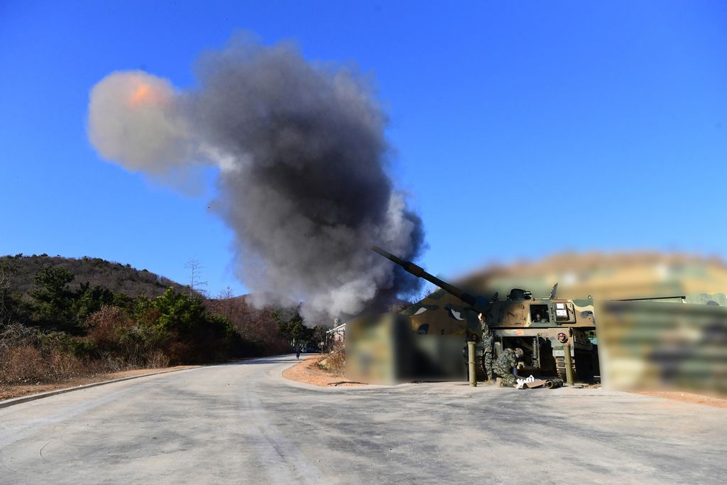 Foto selebaran yang diambil pada 5 Januari 2024 dan disediakan oleh Kementerian Pertahanan Korea Selatan menunjukkan howitzer swagerak K9 155 mm ditembakkan saat latihan dengan peluru hidup di sebuah pangkalan di Pulau Baengnyeong dekat perbatasan yang disengketakan setelah Korea Utara menembakkan serangkaian artileri. 