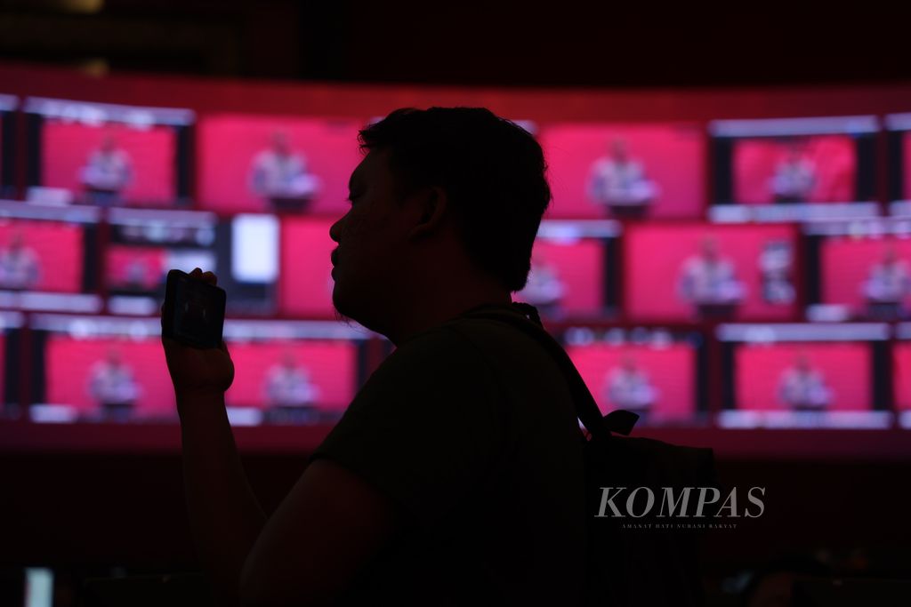 Siluet wartawan saat merekam Ketua Komisi Pemilihan Umum (KPU) Hasyim Asy'ari yang melakukan pemantauan secara daring saat pelantikan anggota Kelompok Penyelenggara Pemungutan Suara (KPPS) secara serentak, di Jakarta, Kamis (25/1/2024). 