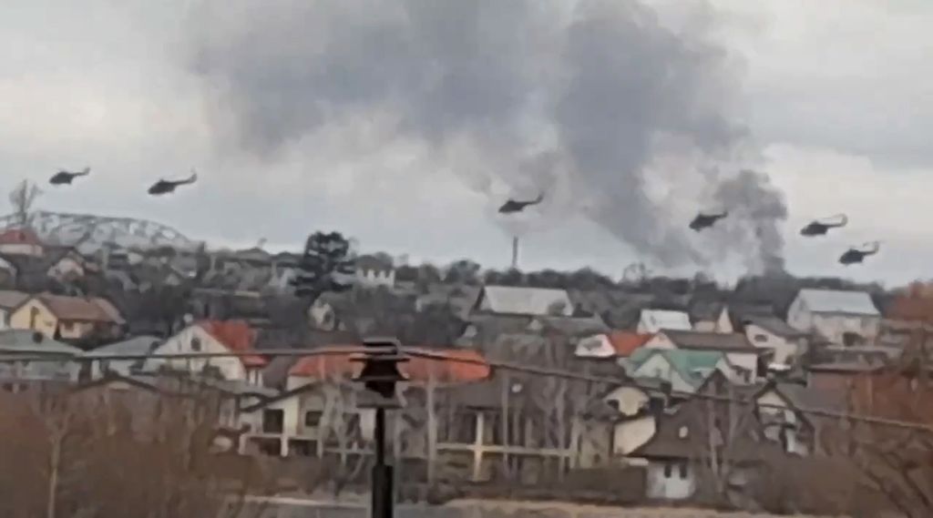 Dalam foto dari tangkapan video, yang dirilis Layanan Pers Departemen Kepolisian Ukraina, ini terlihat helikopter-helikopter yang diperkirakan milik Rusia terbang di atas pinggiran Kiev, ibu kota Ukraina, Kamis (24/2/2022). 
