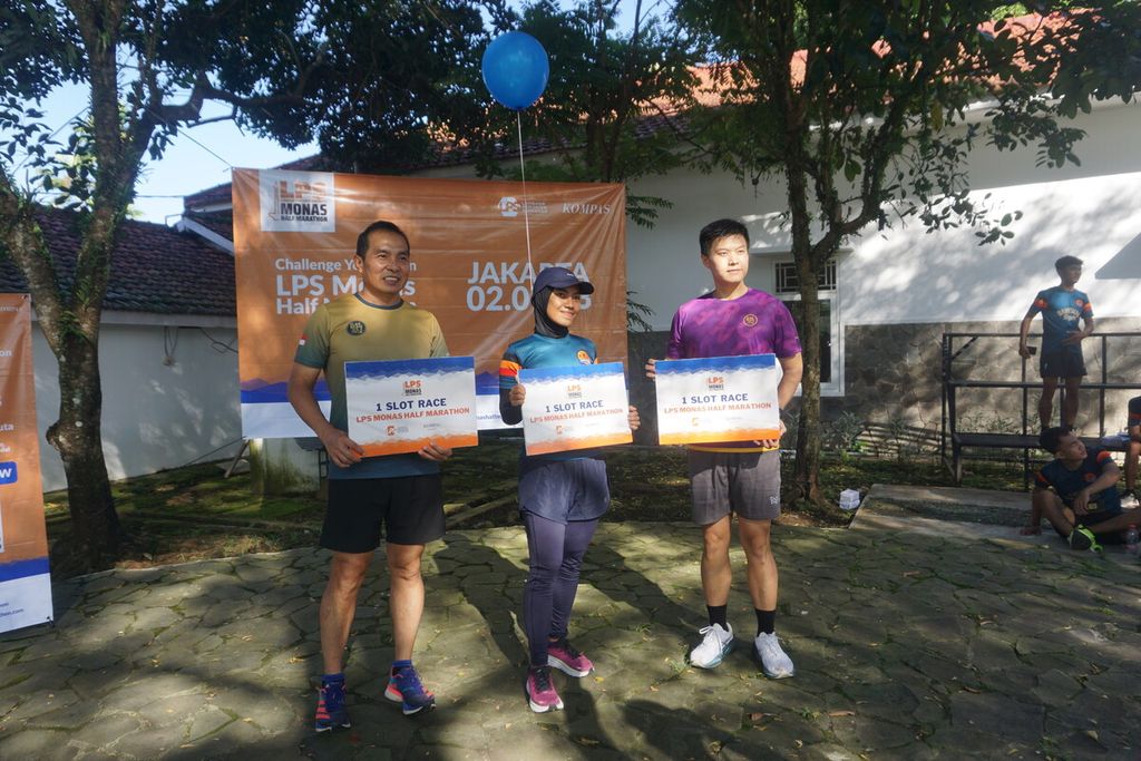 Sejumlah pelari menerima <i>free slot race</i> dalam acara Run The Ground di Purwokerto, Banyumas, Jawa Tengah, Minggu (14/5/2023).
