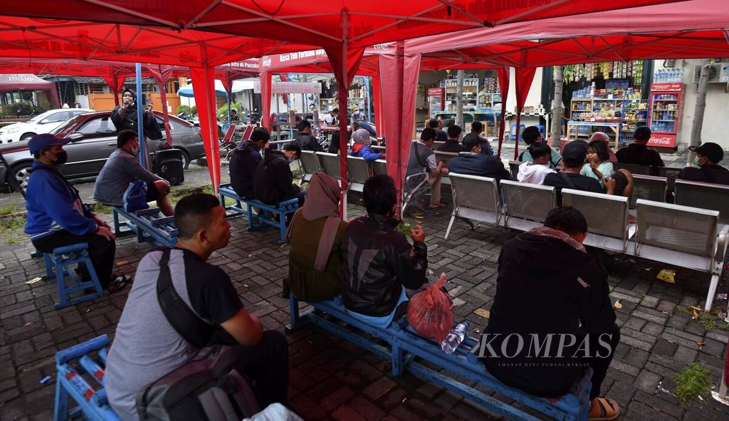 Penumpang menunggu di salah satu ruang tunggu agen bus di Terminal Bus Kalideres, Jakarta Barat, Sabtu (26/3/2022). 